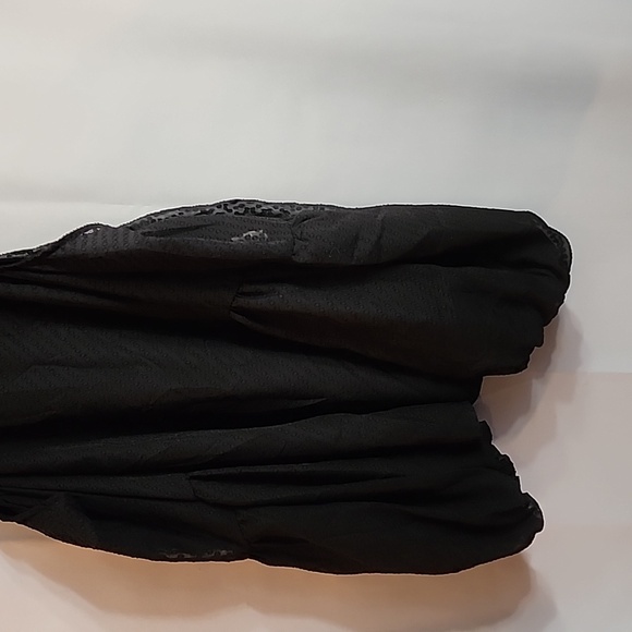 (9985) NWT CeCe cold shoulder top - Picture 3 of 9